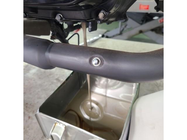 オイルの交換です。色がカフェオレみたいに。