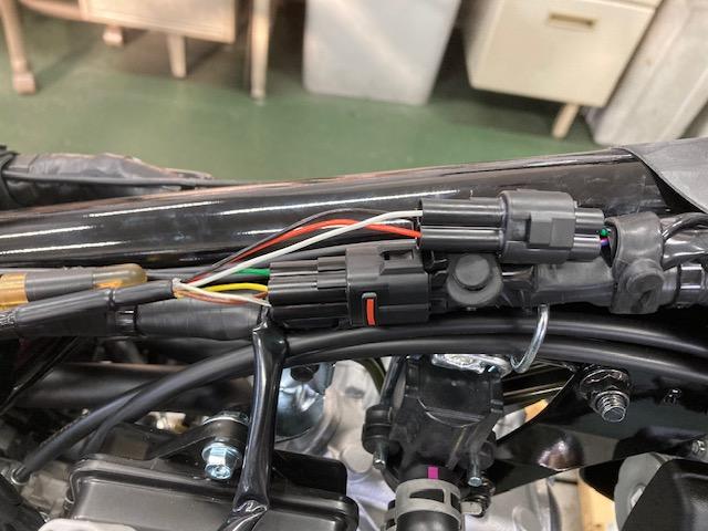 車両よりカプラーがあるので簡単取付