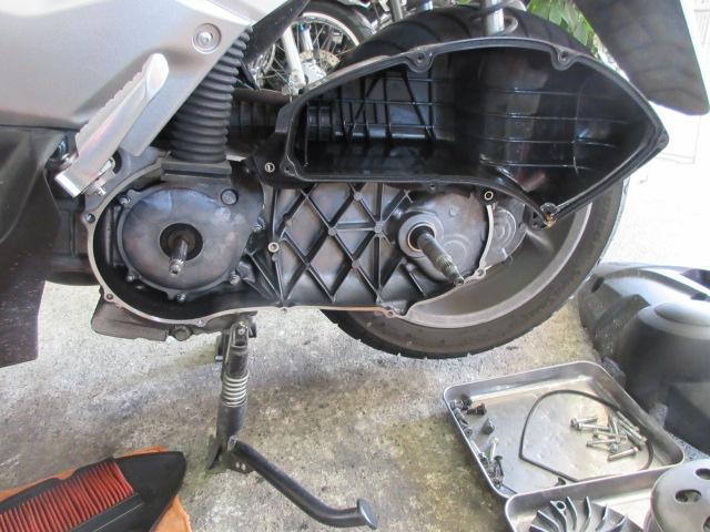 車体から各パーツを外した状態シャフトなど綺麗にしてからの組付けします。