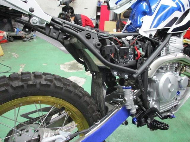 SEROW250に「SP忠男 POWER BOX」と「FMF POWERCORE 4SA」を取り付けて