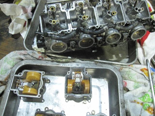 清掃しました。どうしても漏れるところのフロートバルブ交換したところ、漏れなくなりました。おかげでかかりも良くなりました。