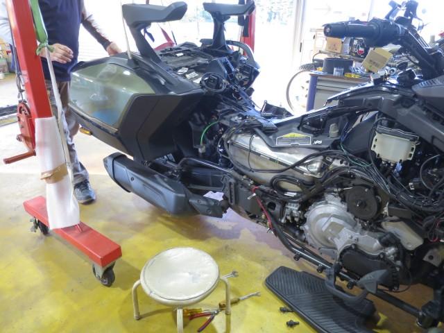 リアセクションはかなりの重量と持ちにくさがありますので、2マンかチェーンブロック、吊り下げ治具などありましたら楽ですね。