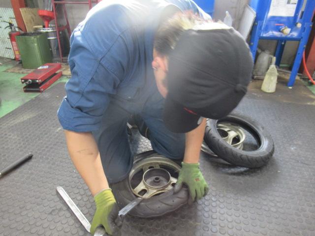 アルバイトがタイヤ交換練習中!
