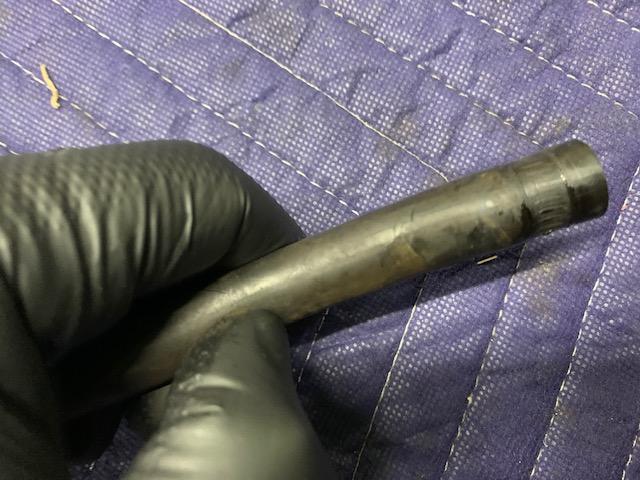 経年劣化で亀裂が入ってると、そこからオイルが漏れてきます
