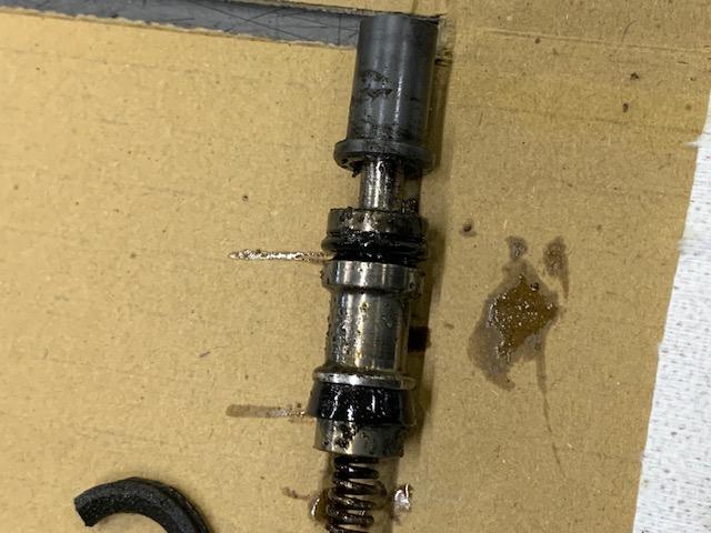 フルード交換されてないように見受けられますね
水分も含んでるのかヘドロみたいになってます