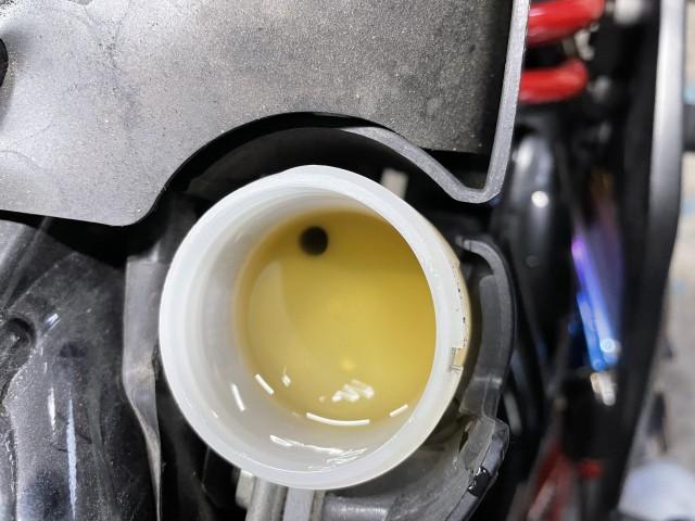 交換前の劣化したブレーキオイル