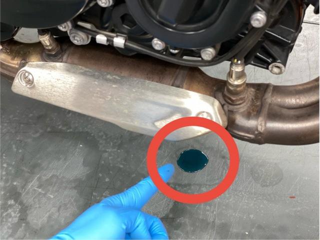 ウォーターポンプドレン穴からクーラント漏れを確認。冷却水クーラントが暖気状態のマフラーに当たると『ジュッ』と蒸発します。クーラントが焼ける匂いは“甘い香りがする”と表現されることが多いです。