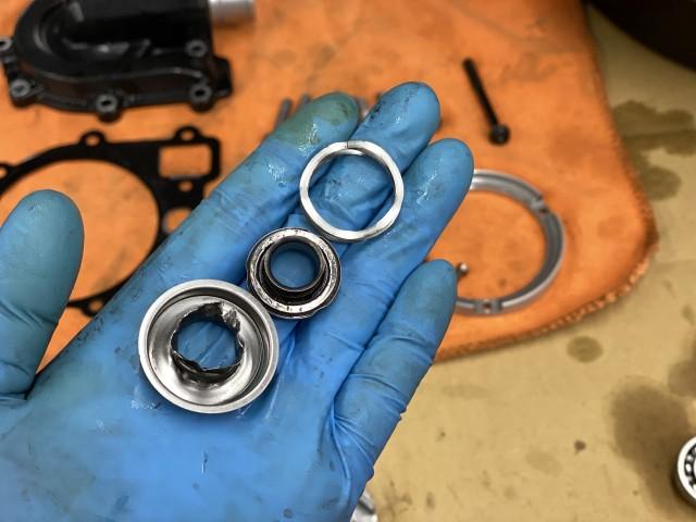 メカニカルシールは劣化しリップ部分が硬化していますので、クーラント漏れの原因はメカニカルシールであると判断しました。