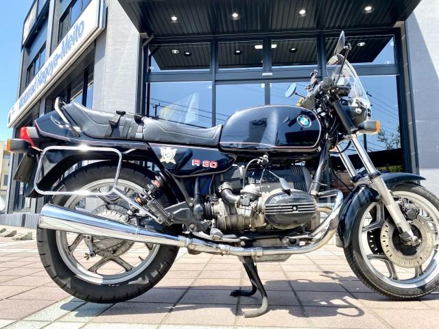 当社チャンピオン76は40年前、ハーレーダビッドソンとBMWの正規代理店を行っておりまして、当時1985年 BMW R80を新車でご購入されずっと大切に大切に所有されている正真正銘ワンオーナーの素敵なお客様のご来店です!