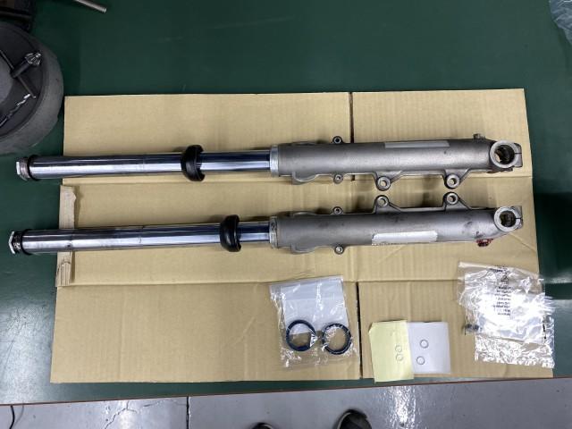 フロントフォークをバイス台(万力作業台)の上で分解していきます。