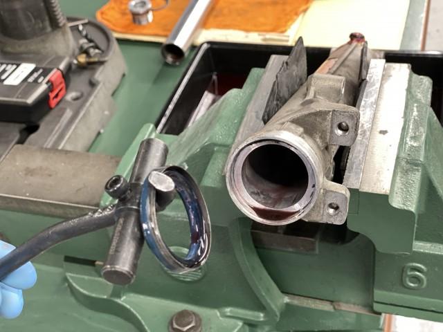 オイルシールを特殊工具で取り外します。オイルシールのリップ部は経年劣化で硬化しており、ゴムが硬化、縮まったことでインナーチューブ(メッキの金属部分)とゴムの間にすき間ができてオイルが漏れたと判断しました。