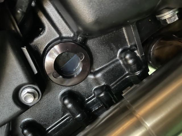 オイル量を見る窓が付いた車両になるので、車体を垂直にし量を範囲内に合わせます。
