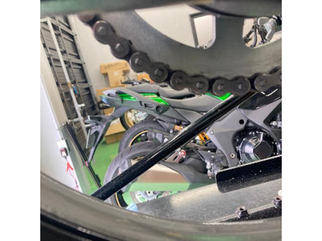 チェーンの裏側も清掃です。