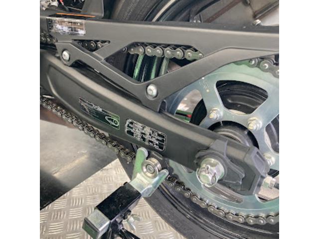 チェーン調整後、リアアクスル・アジャスターボルトの増し締め後に割りピンで完成です。