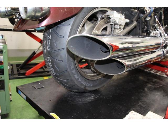 大型のアメリカンやクルーザーのモデルでは
リアフェンダーが当たりホイールを抜くのが大変です!!