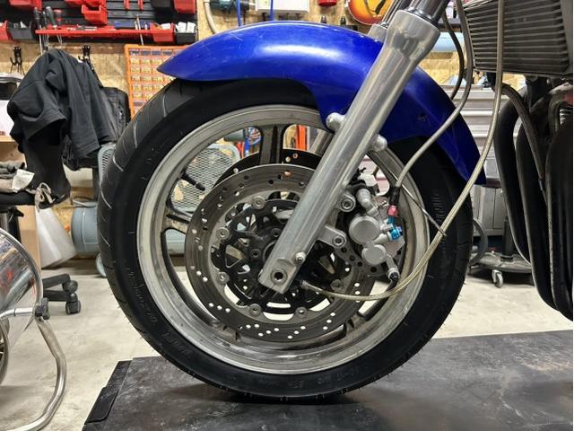 フロントタイヤ交換 ブレーキキャリパーオーバーホール