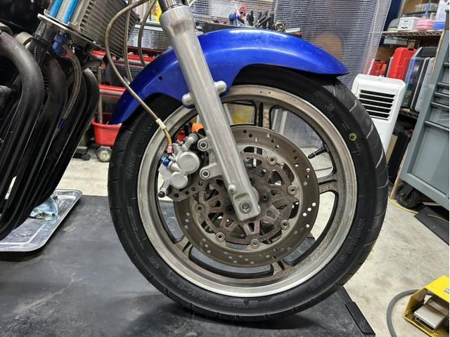 フロントタイヤ交換 ブレーキキャリパーオーバーホール