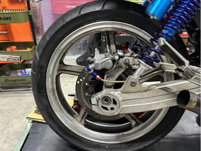 リアタイヤ交換 ブレーキキャリパーオーバーホール