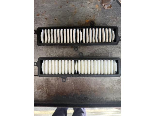 使用後のエアクリーナー(写真上)・新品のエアクリーナー(写真下)