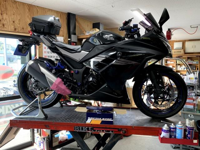 バイクリフトがあると作業が捗ります。