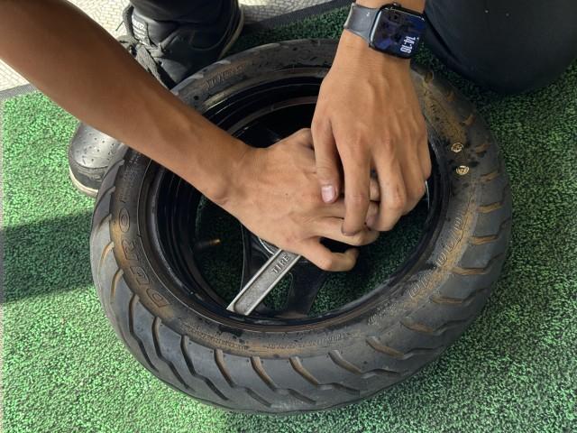小型のバイクはタイヤレバーを使って手組みするので、ホイールにキズが付かないように慎重に