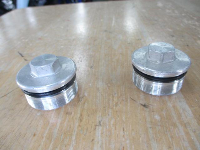 フォークトップキャップは道具痕が付きにくいように留意して作業をしています。