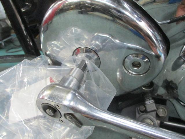 ヘッドカバーガスケットが入っていたビニール袋を活用
メッキに傷が付きにくい様に作業
ボルトの頭の道具痕を防ぐことにも一役。