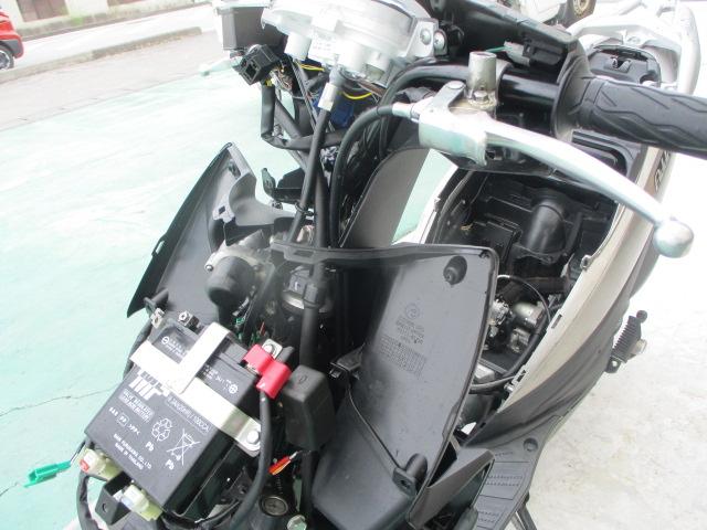 マイナス端子は洗車前に外します。