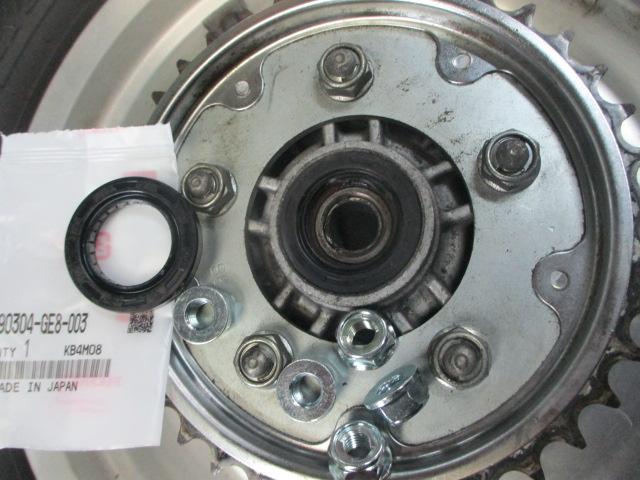 ドリブンスプロケットはきたるドライブチェーン交換に備え単体清掃