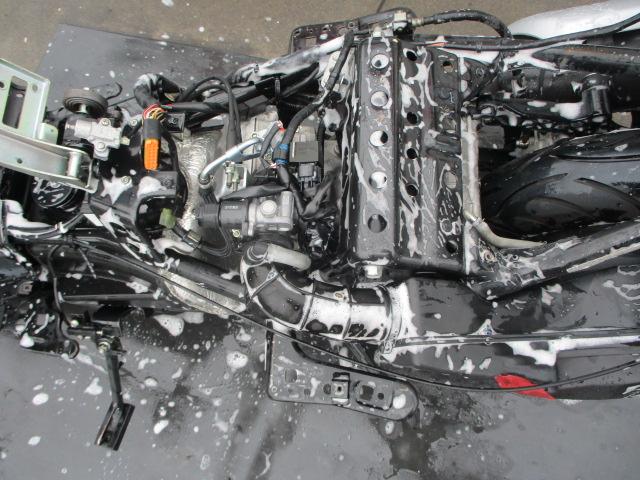 工程上、バッテリーは既に取り外し、ECMを外して洗車。