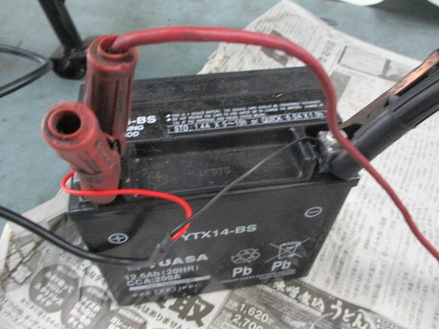 車載しないバッテリーを活用してグリップを加温、熱々で装着しています。