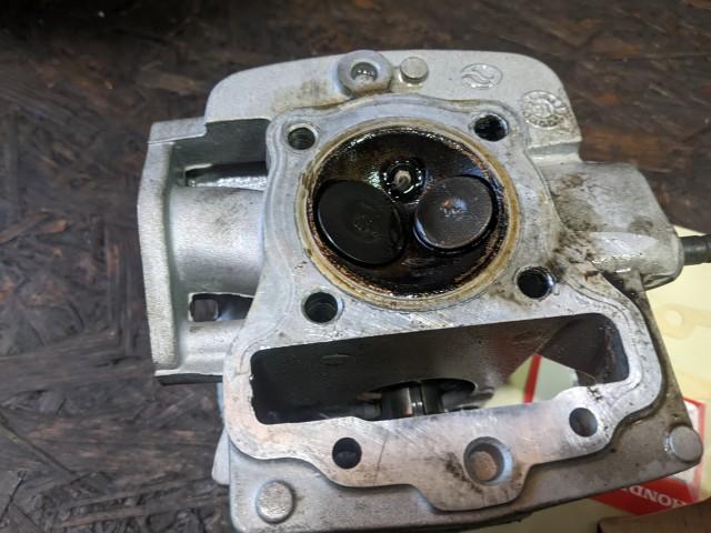 84177kmまでシリンダー廻り未整備の為カーボン付着でバルブが浮いて圧縮漏れを確認した為高額修理範囲内でシリンダーヘッド分解バルブ擦り合わせ等で対応