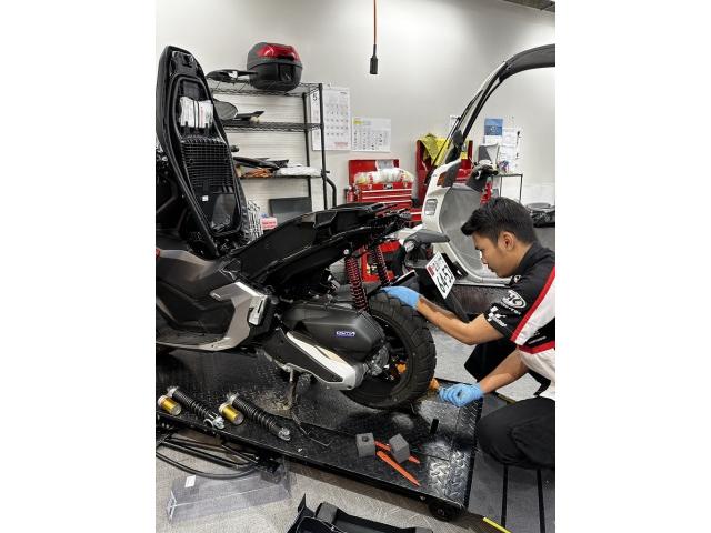 ADV160にエンディランスのローダウンキットを組み付け