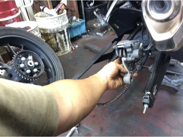 車両によって、ホイールを外さないとブレーキが整備できないものもありますが、もちろん外して分解整備します。