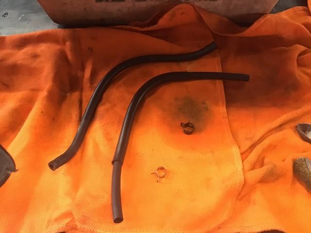 サーモスタットから左エンジン下部に行ってるホースはセットには入っていなかった為、普通のホースでの交換です。