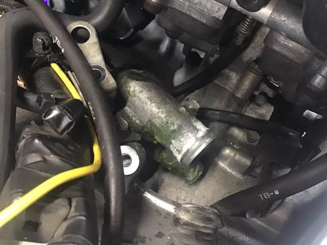 次にサーモスタットの方から伸びているホースも交換します。