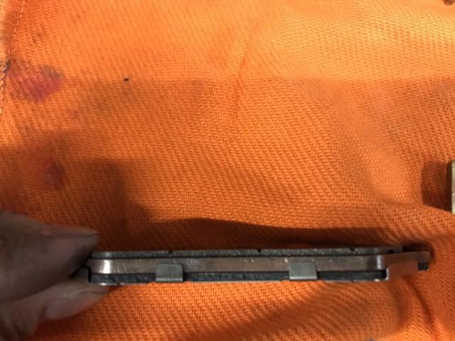 取り外したブレーキパッドになります。