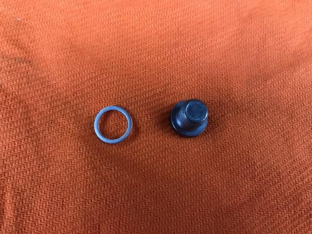 ドレンボルトのシールリングも新品に換えます。