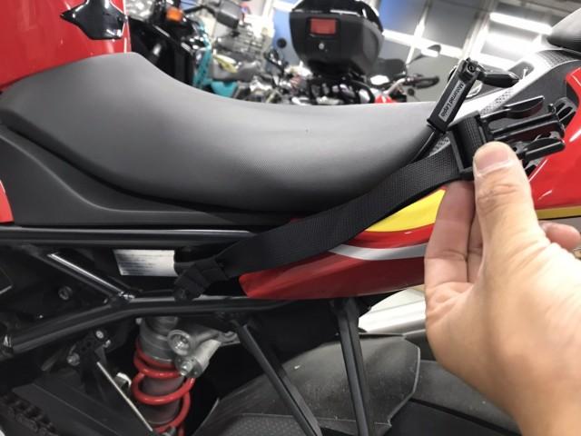 まずはリヤフレーム部分に付属の部品を左右ともくくり付けます。