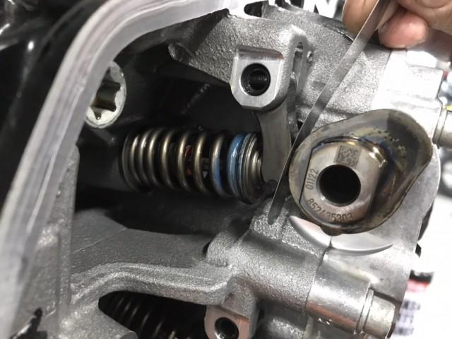 シックスネスゲージを使用しクリアランスチェックを行います。