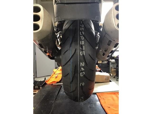 K1600はタイヤを外していないとキャリパーが外せないので、同時に作業です。