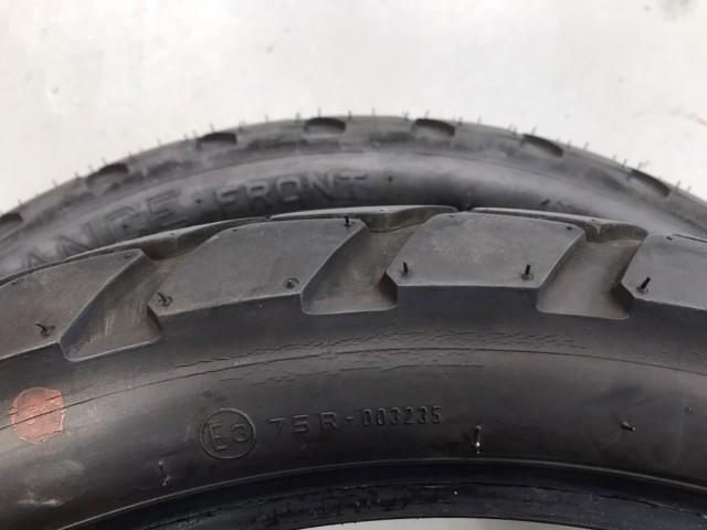 手前が古いヒビ割れタイヤ、奥が新品です。