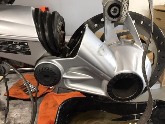 こちらの車両はリアタイヤを外してスイングアームを変形させてオイルを抜く必要がございます。