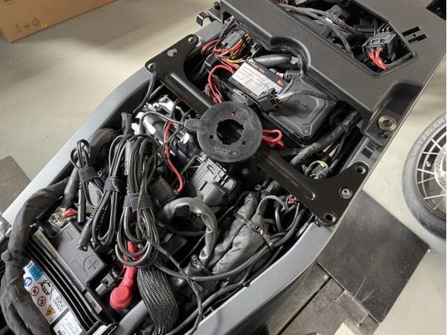 バッテリー充電ケーブルや電熱ベスト用ケーブル、無線機のヘルメットへのケーブルなどは運転席シート下にまとめてあります。
取り付け機器がかなり多く、元々スペースがあまりない為に、配線は結構ギチギチです。