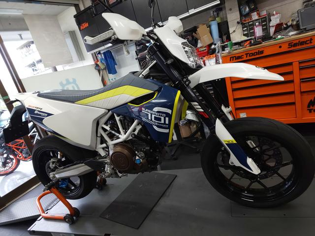 Husqvarna 701 SUPERMOTO エンジンオイル交換｜バイクの整備