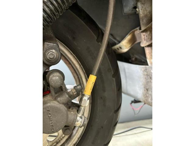 アクティブのブレーキホース。
純正ホースよりもブレーキタッチが「カチッ」となり(純正ゴムホースは圧をかけると膨らむ。こちらのメッシュホースはほぼ膨らまない)ブレーキコントロールしやすくなった。