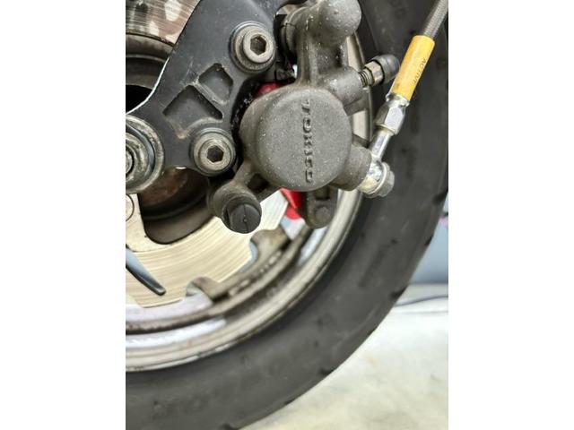 ブレーキパッドはデイトナ赤パッド。