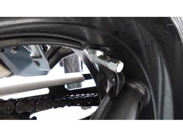 標準装着バルブが、ストレートのお客様におススメです。
ホイール周りのワンポイント!!
エア調整時など、ストレートよりもエアバルブにアクセスしやすくなります!!