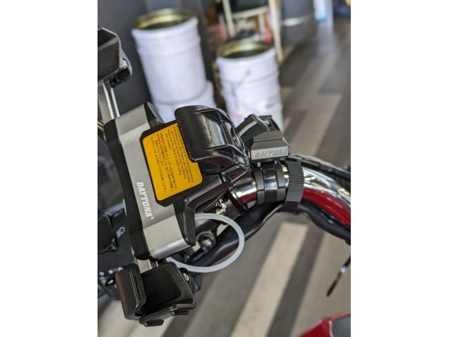 スマホホルダー、USBポートは安心のデイトナ製です!