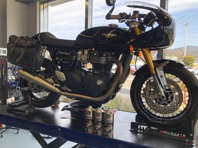 スラクストン1200RS エンジンオイル交換
メンテナンススタンドにて車体を真っ直ぐにして作業可能です。